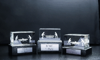 Donic Kristallglasblock auf Steinsockel 